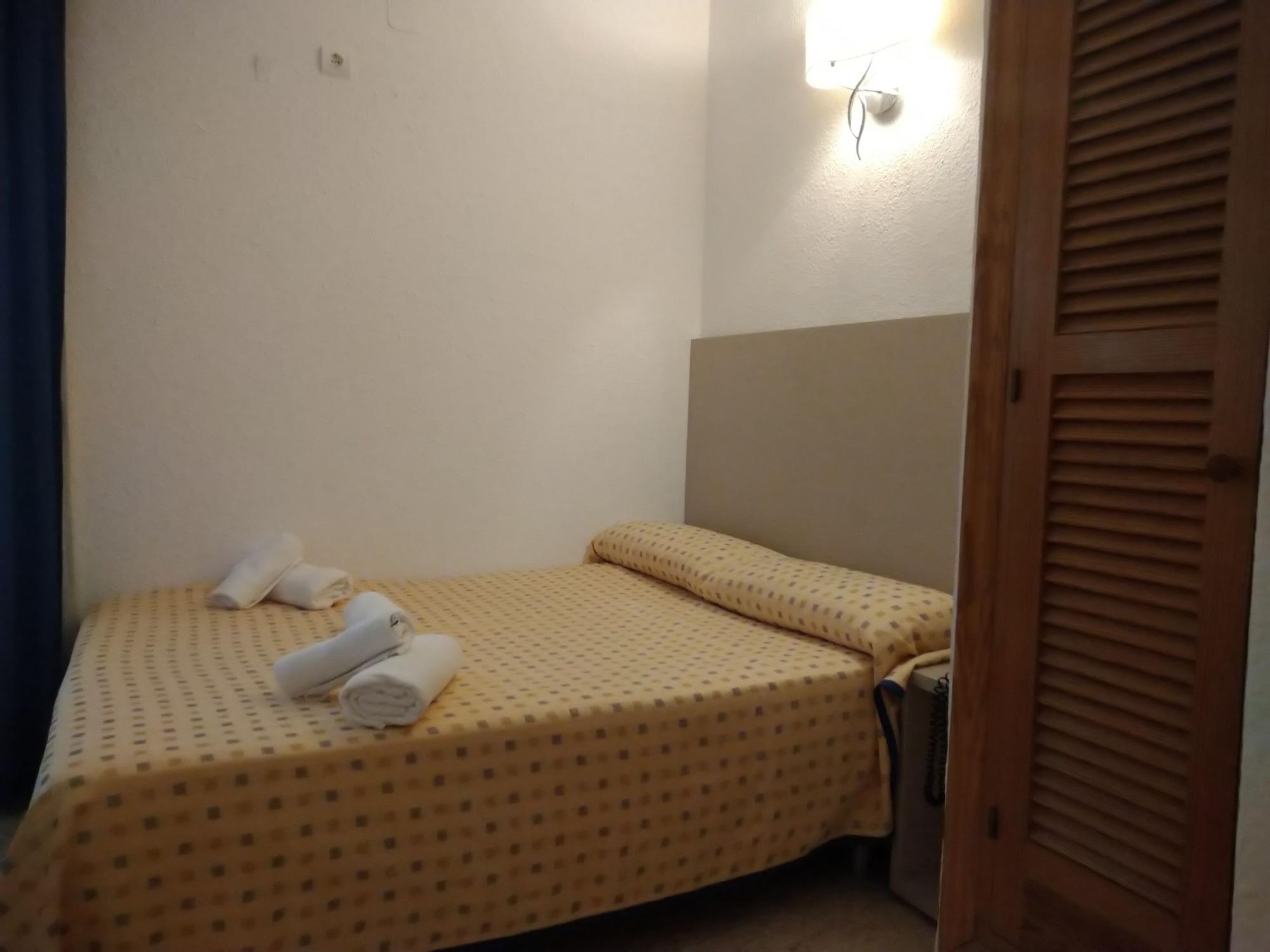 Hotel Roca Bella Ес Пухолс Екстериор снимка