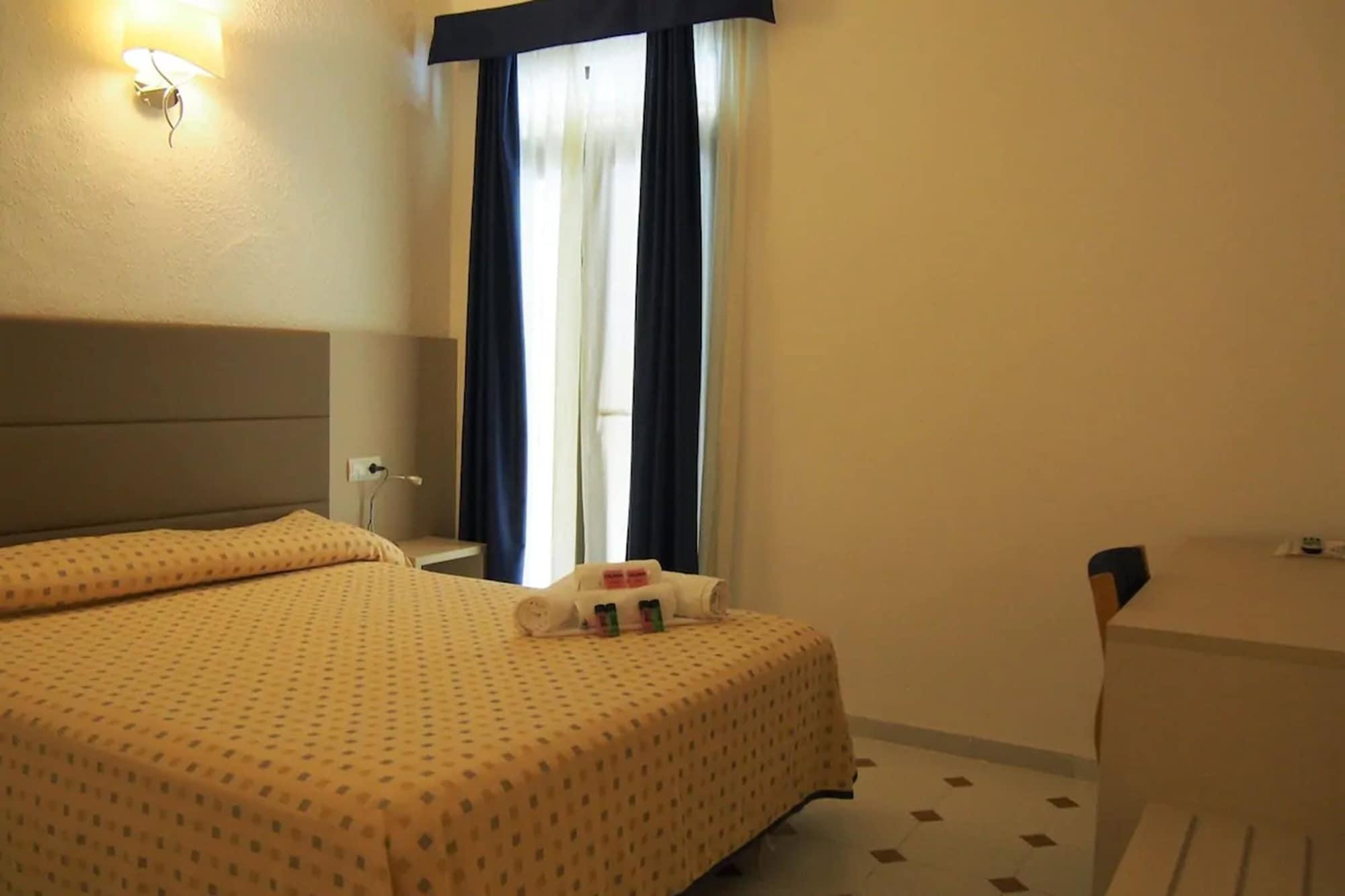 Hotel Roca Bella Ес Пухолс Екстериор снимка