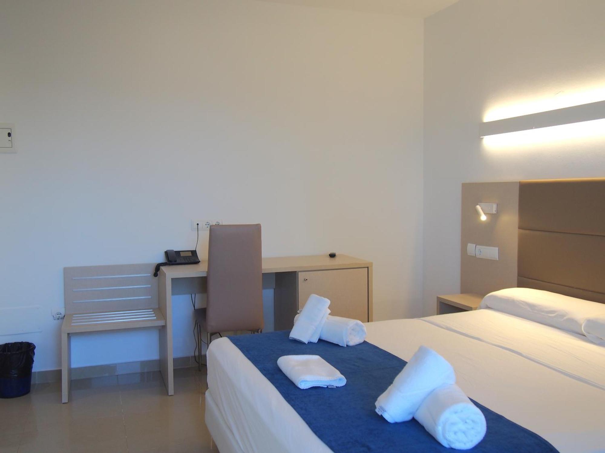 Hotel Roca Bella Ес Пухолс Екстериор снимка